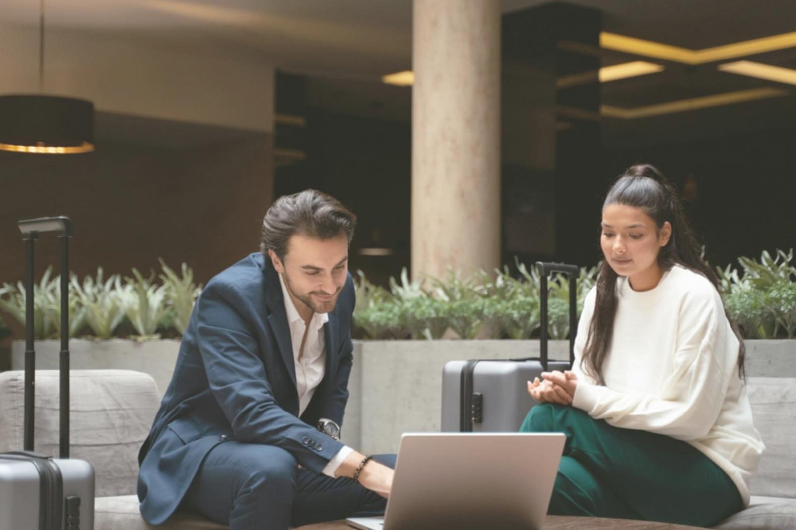 Estudiante trabajando en aplicación financiera innovadora