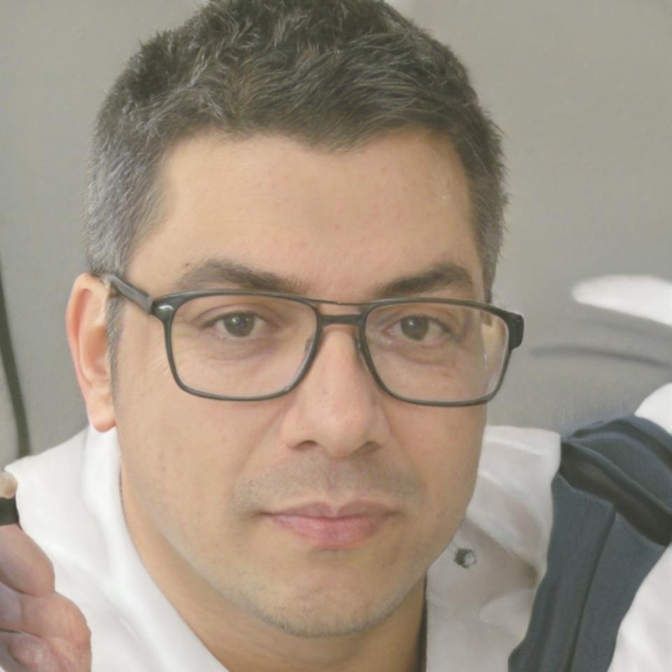 Retrato profesional de Óscar Bermúdez